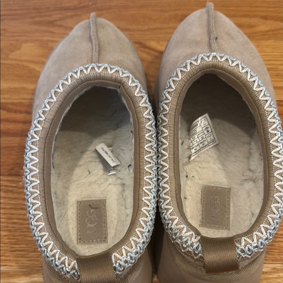 WOMENS size 5 UGG Tazz slippers in beige - Picture 3 of 5